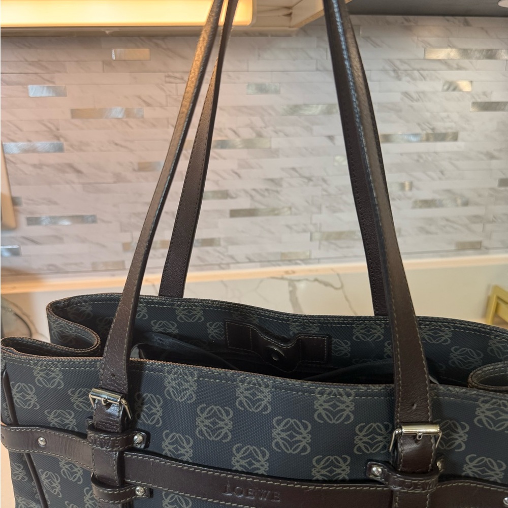 Loewe Vintage Anagram Logo Tote Bag
Brown and Black Shoulder Bag - Picture 9 of 16